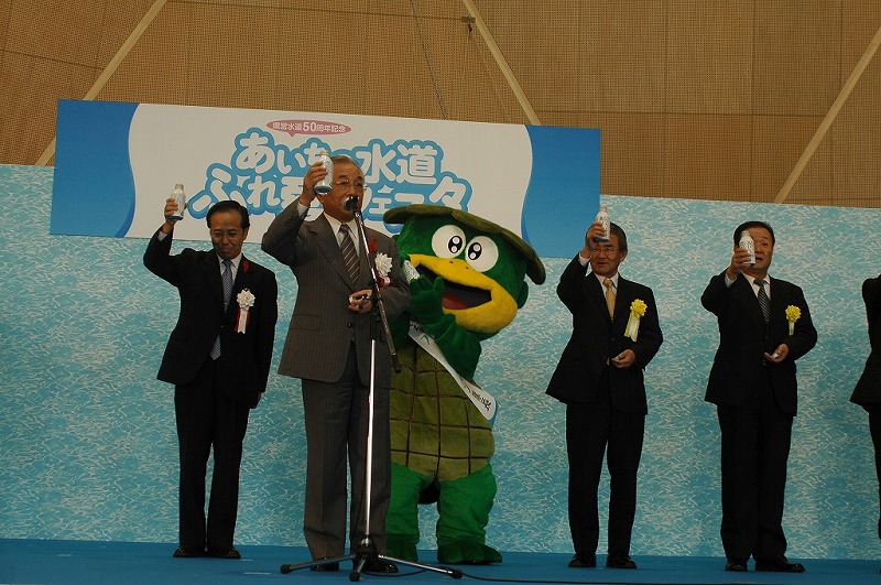 あいちの水で乾杯！　(鈴木豊田市長)