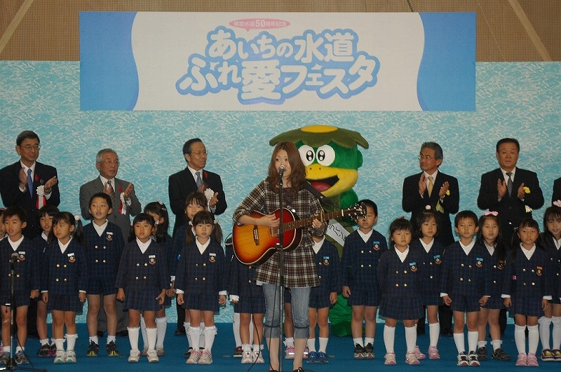 「あいちの水」合唱（けいこさん、さつき幼稚園園児)