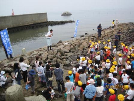 地元小学生と一緒に海浜清掃　画像