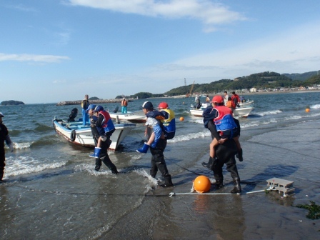 地元小学生と一緒にアマモの種まき 2　画像