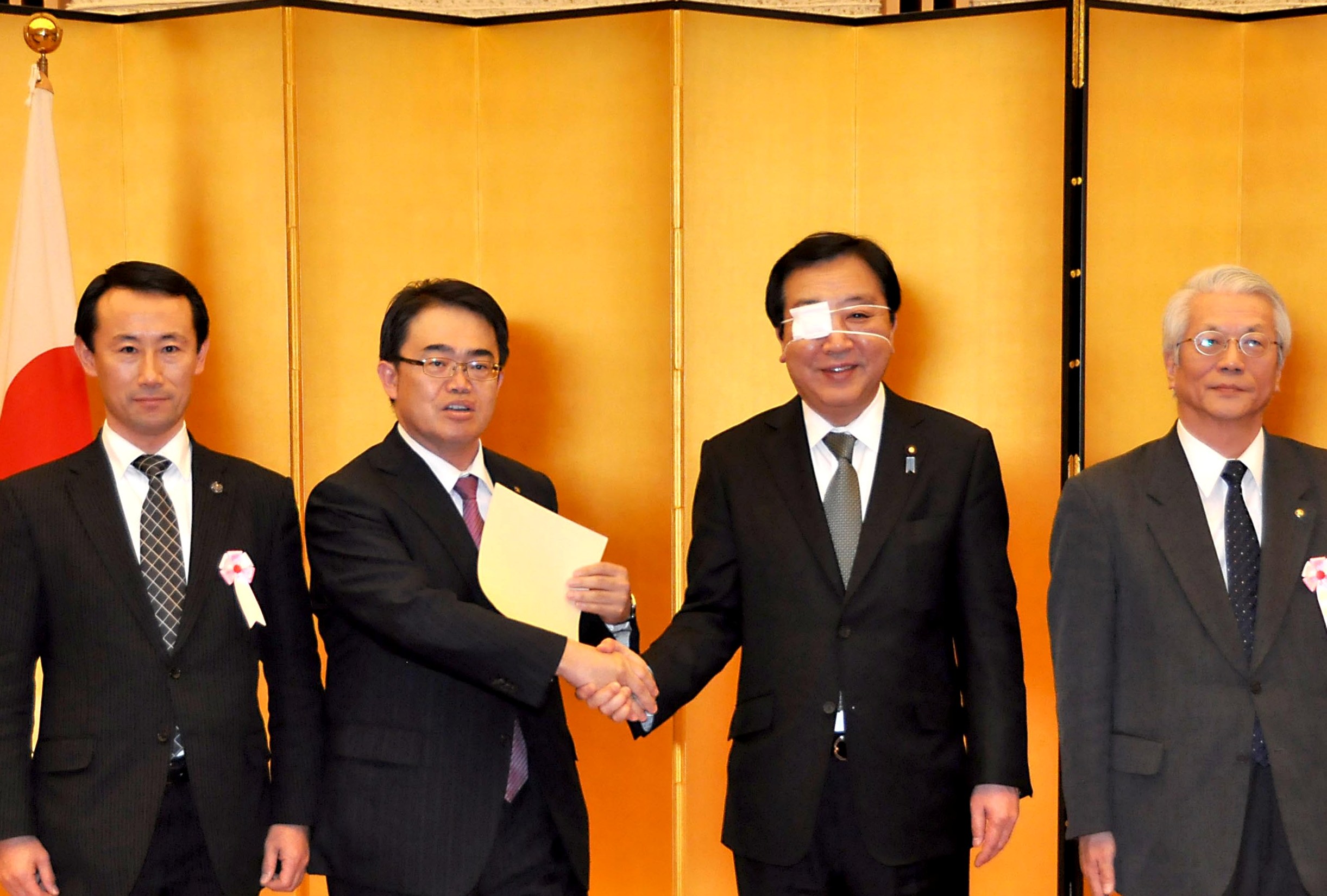 指定書の授与の後、野田首相と記念撮影をする大村知事