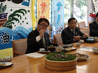 知事が試食