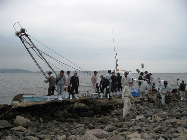 船で梶島に渡る漁業者たち