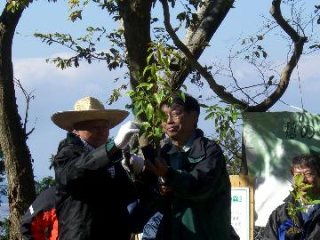 宮脇昭氏による植樹説明(東三河農林水産事務所長とともに)