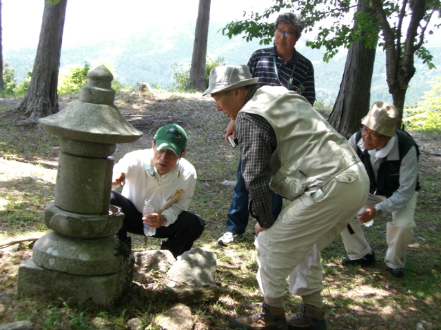 文殊山城址 石塔写真