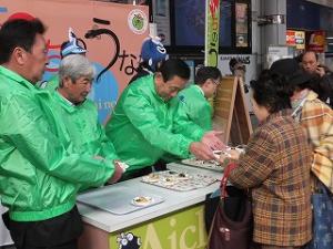 うなぎ料理の配布