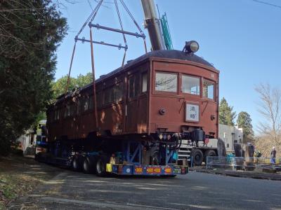 トレーラーに積載された木製車両