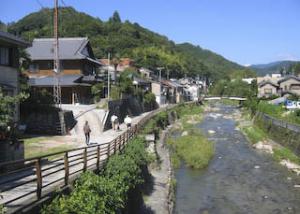 足助川沿いのまちなみ