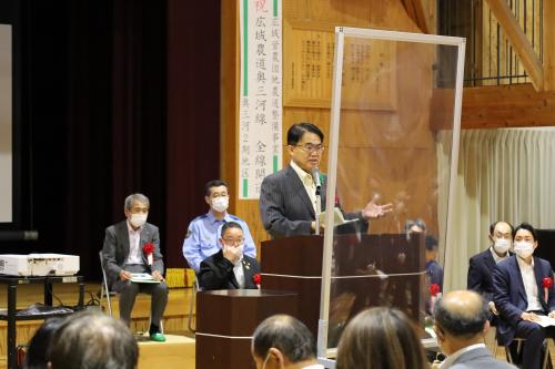 祝辞を述べる大村愛知県知事