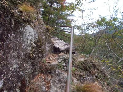 片側が切り落ちた登山道