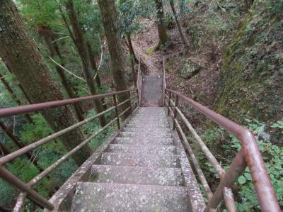 岩古谷山頂上直下の鉄の階段