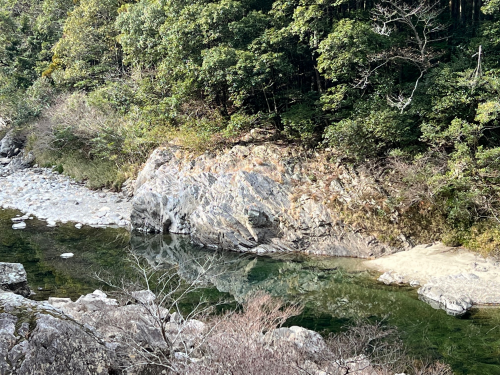 寒狭川頭首工付近で見られる片麻岩の岩石