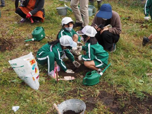 豊根小学校の児童達による植栽の様子