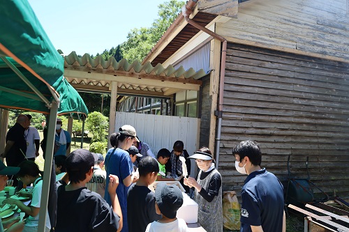 豊邦交流センターでの五平餅づくり体験の様子