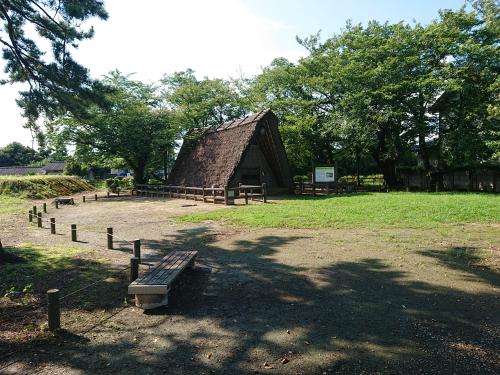 復元された竪穴住居