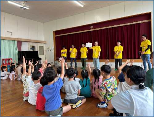 イチゴのクイズに回答する園児たち