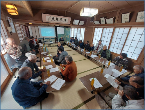 集落代表者の発表を聞く参加者