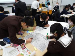 　　講座「災害図上訓練DIG」の様子