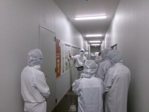 工場見学　見学者用通路